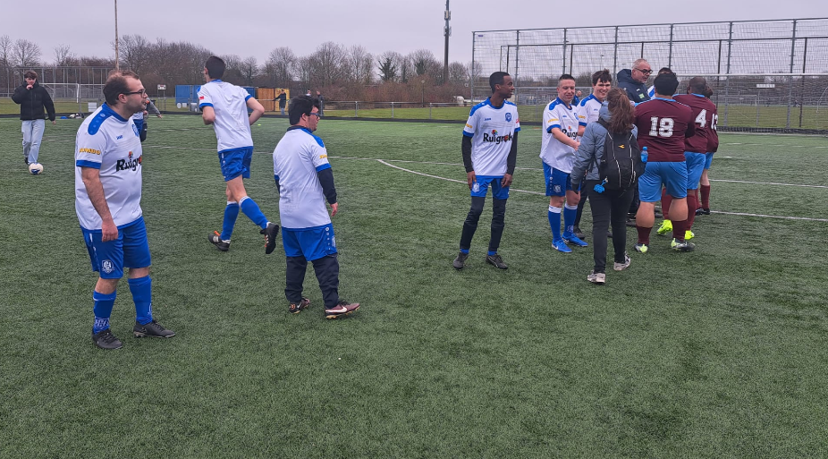 Karakter getoond tegen een maatje te groot