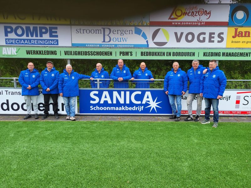 Sanica sponsort nieuwe jassen voor de schoonmaakploeg