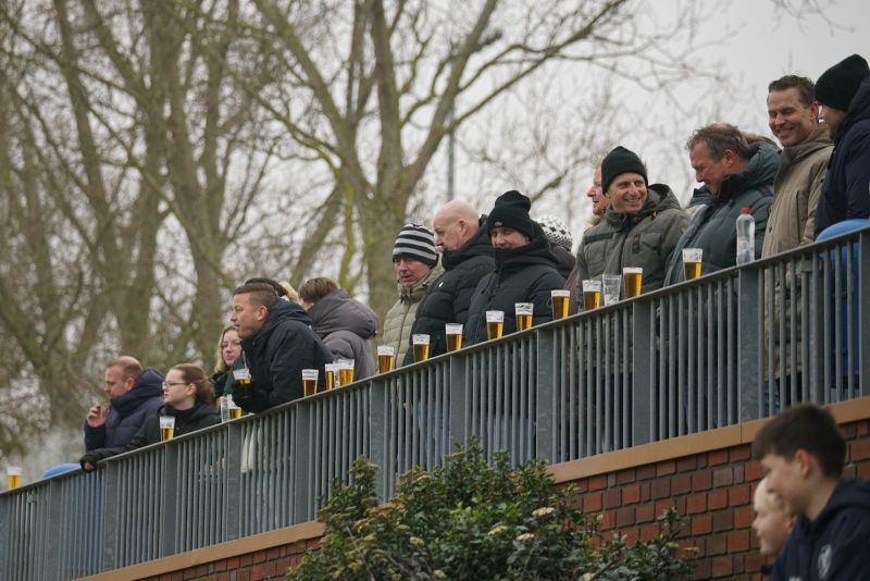 Winterse omstandigheden bij SV Hillegom tegen Velsen